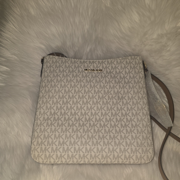 Michael Kors Cream Shoulder Bag - Picture 4 of 13
